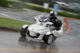 騎著汽車上路 Can Am Spyder Rt Limited三輪重機試駕報導 Carstuff 人車事