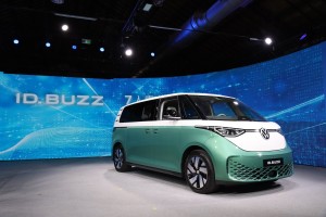 單一規格 239.8萬元、雙色車身限量特惠價加 8.8 萬，Volkswagen ID.BUZZ PRO S 長軸版正式發表！