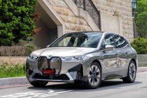 2025年式BMW iX xDrive40補足提升操控表現的關鍵兩樣利器